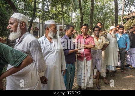 Kolkata, Indien. 6. Mai, 2019. Warteschlange der indischen Wähler ihre Stimmzettel im Wahllokal an Biki Hakola Dorf Howrah Bezirk zu werfen, etwa 30 km westlich von Kolkata, Indien, am 6. Mai 2019. Abfrage der Stimmen ist unterwegs in 51 parlamentarischen Wahlkreise in sieben Staaten, die für die Fünfte Phase der Indischen 17. allgemeinen Wahlen am Montag. Indiens Wahlen sind in sieben verschiedenen Phasen stattfinden. Die sechste Phase soll am Sonntag, dem 7. und letzten Phase am 19. Mai. Die Wahlergebnisse werden am 23. Mai bekannt gegeben werden. Credit: tumpa Mondal/Xinhua/Alamy leben Nachrichten Stockfoto