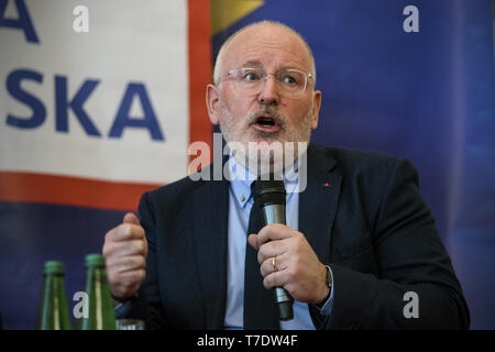 Warszawa, Mazowieckie, Polen. 6. Mai, 2019. Frans Timmermans sprechen gesehen während der Aussprache in Warschau. Frans Timmermans, der Vizepräsident der Europäischen Kommission, zu einem Besuch nach Polen. Zusammen mit Wlodzimierz Cimoszewicz, ex-Minister für Auswärtige Angelegenheiten und Aleksander Kwasniewski, der ehemalige Präsident von Polen, sie waren heute in Warschau über die Zukunft der Europäischen Union und sozialen Europa. Timmermans unterstützt so Cimoszewicz-Kampagne für das Europäische Parlament. Credit: Attila Husejnow/SOPA Images/ZUMA Draht/Alamy leben Nachrichten Stockfoto