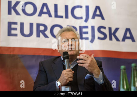 Warszawa, Mazowieckie, Polen. 6. Mai, 2019. Der ehemalige Präsident von Polen - Aleksander Kwasniewski beobachtet, als er während der Debatte in Warschau. Frans Timmermans, der Vizepräsident der Europäischen Kommission, zu einem Besuch nach Polen. Zusammen mit Wlodzimierz Cimoszewicz, ex-Minister für Auswärtige Angelegenheiten und Aleksander Kwasniewski, der ehemalige Präsident von Polen, sie waren heute in Warschau über die Zukunft der Europäischen Union und sozialen Europa. Timmermans unterstützt so Cimoszewicz-Kampagne für das Europäische Parlament. Credit: Attila Husejnow/SOPA Images/ZUMA Draht/Alamy leben Nachrichten Stockfoto