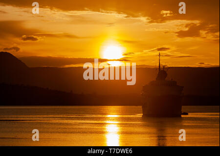 Bantry, West Cork, Irland. 6. Mai, 2019. Die Sonne hinter dem Kreuzfahrtschiff erenissima' als Sie liegt in Bantry Bay Anker, die am frühen Morgen angekommen. Sie fährt später an diesem Abend. Credit: Andy Gibson/Alamy Leben Nachrichten. Stockfoto