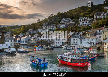 Polperro Hafen, Cornwall. 6. Mai 2019. UK Wetter: Feiertag Montag. Wenn die Sonne untergeht und die Touristen haben alle nach Hause, ein kleines Boot zieht in die unberührten schönen Fischerhafen von Polperro im Süden von Cornwall. Credit: Terry Mathews/Alamy leben Nachrichten Stockfoto