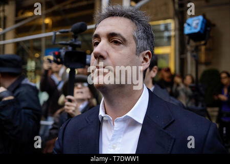 New York, USA. 6. Mai, 2019. Michael Cohen, ehemaliger US-Präsident Donald Trump langfristige persönliche Rechtsanwalt, verlässt seine Apartment in Manhattan zum Gefängnis in New York zu berichten, den Vereinigten Staaten, 6. Mai 2019. Michael Cohen begann seine drei Jahre Haft am Montag nach Plädieren schuldig im Dezember 2018 zu einer Reihe von Verbrechen, einschließlich Kampagne Finanzierung Verletzungen, Steuerhinterziehung und Lügen zu den Kongress. Credit: Li Muzi/Xinhua/Alamy leben Nachrichten Stockfoto