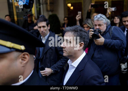 New York, USA. 6. Mai, 2019. Michael Cohen (R, vorn), der ehemalige US-Präsident Donald Trump langfristige persönliche Rechtsanwalt, verlässt seine Apartment in Manhattan zum Gefängnis in New York zu berichten, den Vereinigten Staaten, 6. Mai 2019. Michael Cohen begann seine drei Jahre Haft am Montag nach Plädieren schuldig im Dezember 2018 zu einer Reihe von Verbrechen, einschließlich Kampagne Finanzierung Verletzungen, Steuerhinterziehung und Lügen zu den Kongress. Credit: Li Muzi/Xinhua/Alamy leben Nachrichten Stockfoto