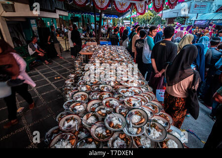 Yogyakarta Special Region Yogyakarta, Indonesien. 6. Mai, 2019. Platten von Lebensmitteln der indonesischen Muslime erfaßten für iftar (fastenbrechen) Abendessen während des heiligen Monats Ramadan bei Jogokariyan Moschee in Yogyakarta, Indonesien gesehen. Muslime auf der ganzen Welt feiern des heiligen Monats Ramadan, die von während der Nacht Zeit beten und den Verzicht auf Essen und Trinken in der Zeit zwischen Sonnenaufgang und Sonnenuntergang. Credit: Rizqullah Hamiid Saputra/SOPA Images/ZUMA Draht/Alamy leben Nachrichten Stockfoto