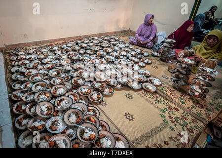 Yogyakarta Special Region Yogyakarta, Indonesien. 6. Mai, 2019. Platten von Lebensmitteln der indonesischen Muslime erfaßten für iftar (fastenbrechen) Abendessen während des heiligen Monats Ramadan bei Jogokariyan Moschee in Yogyakarta, Indonesien gesehen. Muslime auf der ganzen Welt feiern des heiligen Monats Ramadan, die von während der Nacht Zeit beten und den Verzicht auf Essen und Trinken in der Zeit zwischen Sonnenaufgang und Sonnenuntergang. Credit: Rizqullah Hamiid Saputra/SOPA Images/ZUMA Draht/Alamy leben Nachrichten Stockfoto