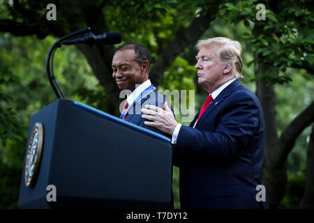 Präsidenten der Vereinigten Staaten Donald J. Trumpf präsentiert die Presidential Medal of Freedom zu Tiger Woods während einer Zeremonie im Rosengarten des Weißen Hauses am 6. Mai 2019 in Washington, DC. Credit: Oliver Contreras/Pool über CNP/MediaPunch Stockfoto