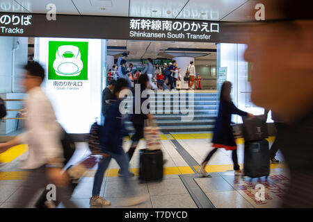 Tokio, Japan. 5 Mai, 2019. Der Rueckreiseverkehr nach Tokio nach 10 - Tag Goldene Woche Urlaub im Bahnhof von Tokio zu sehen sind. Nach 10 - Feiertag Leute sind wieder in Tokio arbeiten vom Dienstag zu starten. In diesem Jahr wurde eine erweiterte nationaler Feiertag bis 10 Tage Christi Himmelfahrt auf den Thron von Japans neuer Kaiser Naruhito zu feiern. Credit: Rodrigo Reyes Marin/LBA/Alamy leben Nachrichten Stockfoto