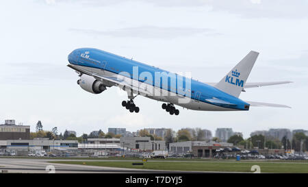 Richmond, British Columbia, Kanada. Zum 2. Mai, 2019. Der KLM Royal Dutch Airlines Boeing 777-200ER (PH-Bqd) jetliner sich entfernt vom internationalen Flughafen Vancouver. Credit: bayne Stanley/ZUMA Draht/Alamy leben Nachrichten Stockfoto