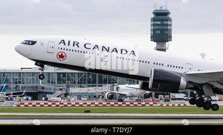 Richmond, British Columbia, Kanada. Zum 2. Mai, 2019. Eine Air Canada Boeing 777-300ER C-FNNQ) breit - Körper jetliner sich entfernt vom internationalen Flughafen Vancouver. Credit: bayne Stanley/ZUMA Draht/Alamy leben Nachrichten Stockfoto