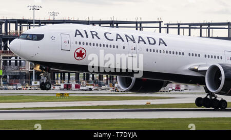 Richmond, British Columbia, Kanada. Zum 2. Mai, 2019. Eine Air Canada Boeing 777-300ER C-FNNQ) breit - Körper jetliner sich entfernt vom internationalen Flughafen Vancouver. Credit: bayne Stanley/ZUMA Draht/Alamy leben Nachrichten Stockfoto