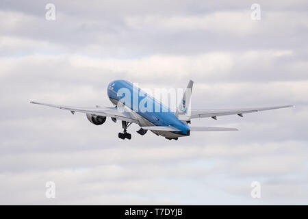 Richmond, British Columbia, Kanada. Zum 2. Mai, 2019. Der KLM Royal Dutch Airlines Boeing 777-200ER (PH-Bqd) jetliner Airborne nach dem Take-off. Credit: bayne Stanley/ZUMA Draht/Alamy leben Nachrichten Stockfoto