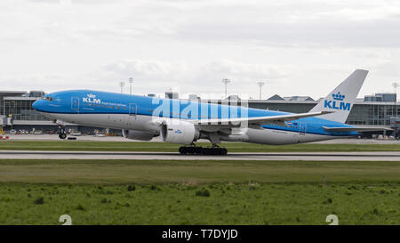 Richmond, British Columbia, Kanada. Zum 2. Mai, 2019. Der KLM Royal Dutch Airlines Boeing 777-200ER (PH-Bqd) jetliner sich entfernt vom internationalen Flughafen Vancouver. Credit: bayne Stanley/ZUMA Draht/Alamy leben Nachrichten Stockfoto