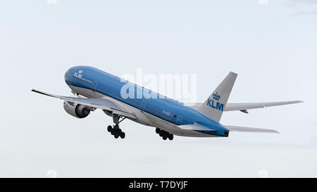 Richmond, British Columbia, Kanada. Zum 2. Mai, 2019. Der KLM Royal Dutch Airlines Boeing 777-200ER (PH-Bqd) jetliner Airborne nach dem Take-off. Credit: bayne Stanley/ZUMA Draht/Alamy leben Nachrichten Stockfoto