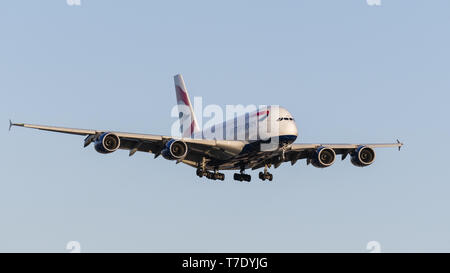 Richmond, British Columbia, Kanada. 5 Mai, 2019. Einen British Airways Airbus A 380-841 (G-XLEE) jetliner auf kurze letzte Ansatz für die Landung. Credit: bayne Stanley/ZUMA Draht/Alamy leben Nachrichten Stockfoto