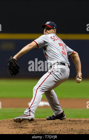 Milwaukee, WI, USA. 6. Mai, 2019. Washington Angehörigen des Kruges Max Scherzer #31 liefert ein Pitch während der Major League Baseball Spiel zwischen den Milwaukee Brewers und die Washington Angehörigen am Miller Park in Milwaukee, WI. John Fisher/CSM/Alamy leben Nachrichten Stockfoto