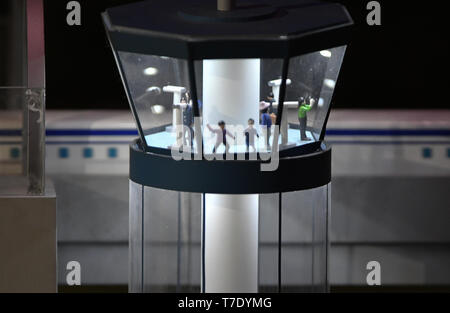 Tokio, Japan. 4. Mai, 2019. Ein maketa sitzt in der "aglev Exhibition Centre' an der Präfektur Yamanashi Japan am Samstag, den 4. Mai 2019. Maglev Zentrum ist der einzige Ort in Japan, wo die Besucher sehen können Sie den Schnellzug Test in der Nähe auf der Yamanashi Transrapid-strecke. Auch die Besucher in der Mitte können erleben, wie 500 km/h fühlt sich wie auf dem "Lernen über maglev Bereich". Das Zentrum eröffnet im April 2014. Foto: Ramiro Agustin Vargas Tabares Credit: Ramiro Agustin Vargas Tabares/ZUMA Draht/Alamy leben Nachrichten Stockfoto