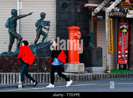 Tokio, Japan. 5 Mai, 2019. Tow Damen (International Tourist) Spaziergang neer ein Japanisches mail Post Box am Mount Fuji in der Präfektur Shizuoka in Japan am Sonntag, 5. Mai 2019. Foto: Ramiro Agustin Vargas Tabares Credit: Ramiro Agustin Vargas Tabares/ZUMA Draht/Alamy leben Nachrichten Stockfoto