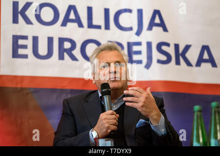 Der ehemalige Präsident von Polen - Aleksander Kwasniewski beobachtet, als er während der Debatte in Warschau. Frans Timmermans, der Vizepräsident der Europäischen Kommission, zu einem Besuch nach Polen. Zusammen mit Wlodzimierz Cimoszewicz, ex-Minister für Auswärtige Angelegenheiten und Aleksander Kwasniewski, der ehemalige Präsident von Polen, sie waren heute in Warschau über die Zukunft der Europäischen Union und sozialen Europa. Timmermans unterstützt so Cimoszewicz-Kampagne für das Europäische Parlament. Stockfoto