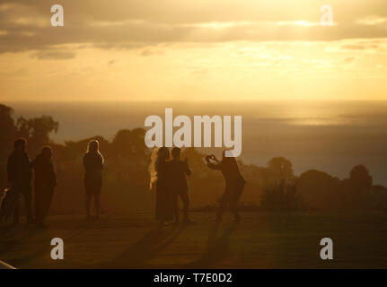 San Diego, Kalifornien, USA. 6. Mai, 2019. Mai 6, 2019 - San Diego, Kalifornien, USA - Brautpaar haben ihre Fotos am Mt. Soledad National Veterans Memorial in La Jolla bei Sonnenuntergang. Credit: KC Alfred/ZUMA Draht/Alamy leben Nachrichten Stockfoto