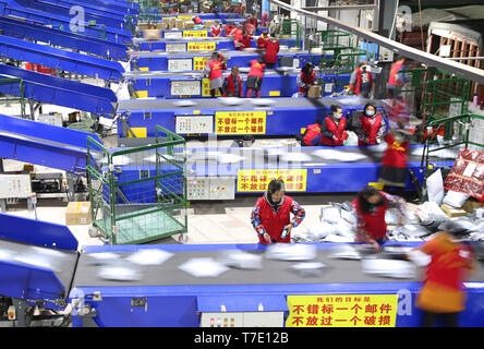 (190507) - Peking, 7. Mai 2019 (Xinhua) - Mitarbeiter arbeiten bei der Verteilung von Hengyang Zweig von China Post in Hengyang Stadt, Chinas Provinz Hunan, Nov. 12, 2018. China's digitale Wirtschaft erreichte 31,3 Billionen Yuan (4,6 Billionen US-Dollar) im Jahr 2018, was einem Anteil von 34,8 Prozent des BIP des Landes, nach einem Bericht des Cyberspace Verwaltung von China am Montag freigegeben wurde. Bei den laufenden 2. Digital China Gipfel in der Stadt des südöstlichen China Fuzhou vorgestellt, der Bericht zeigt, dass die Innovation des Landes wurde kontinuierlich verbessert, da die Organisationseinheit Stockfoto