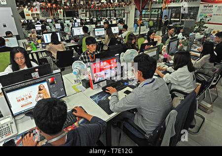 (190507) - Peking, 7. Mai 2019 (Xinhua) - Mitarbeiter arbeiten an einem e-commerce Service Unternehmen in Wuhan, der ostchinesischen Provinz Zhejiang, am Okt. 25, 2018. China's digitale Wirtschaft erreichte 31,3 Billionen Yuan (4,6 Billionen US-Dollar) im Jahr 2018, was einem Anteil von 34,8 Prozent des BIP des Landes, nach einem Bericht des Cyberspace Verwaltung von China am Montag freigegeben wurde. Bei den laufenden 2. Digital China Gipfel in der Stadt des südöstlichen China Fuzhou vorgestellt, der Bericht zeigt, dass die Innovation des Landes wurde kontinuierlich verbessert, da die ausstehenden Darlehen von Chinas eingeben Stockfoto