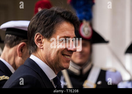 Rom, Roma, Italien. 6. Mai, 2019. Italiens Ministerpräsident Giuseppe Conte met Fayez Mustafa al-sarraj der Vorsitzende des Präsidiums Libyen und Premierminister einer Regierung der Nationalen Einvernehmen von Libyen im Palazzo Chigi in Rom. Libyens Al-Sarraj visits Europäischen Ländern Lösung für die anhaltende Krise zu überprüfen. Dies ist die erste Reise für Al-Sarraj seit dem Angriff auf Tripolis durch Khalifa Haftar Streitkräfte auf 04 April begonnen hat. Mehr als 300 Menschen getötet und mehr als 1.500 in den Wochen der Kampf in Libyen verletzt. Die offensive Kontrolle von Tripolis von Kha zu nehmen Stockfoto