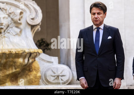 Rom, Roma, Italien. 6. Mai, 2019. Italiens Ministerpräsident Giuseppe Conte met Fayez Mustafa al-sarraj der Vorsitzende des Präsidiums Libyen und Premierminister einer Regierung der Nationalen Einvernehmen von Libyen im Palazzo Chigi in Rom. Libyens Al-Sarraj visits Europäischen Ländern Lösung für die anhaltende Krise zu überprüfen. Dies ist die erste Reise für Al-Sarraj seit dem Angriff auf Tripolis durch Khalifa Haftar Streitkräfte auf 04 April begonnen hat. Mehr als 300 Menschen getötet und mehr als 1.500 in den Wochen der Kampf in Libyen verletzt. Die offensive Kontrolle von Tripolis von Kha zu nehmen Stockfoto