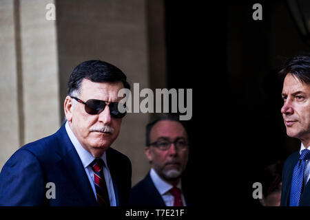 Rom, Roma, Italien. 6. Mai, 2019. Italiens Ministerpräsident Giuseppe Conte met Fayez Mustafa al-sarraj der Vorsitzende des Präsidiums Libyen und Premierminister einer Regierung der Nationalen Einvernehmen von Libyen im Palazzo Chigi in Rom. Libyens Al-Sarraj visits Europäischen Ländern Lösung für die anhaltende Krise zu überprüfen. Dies ist die erste Reise für Al-Sarraj seit dem Angriff auf Tripolis durch Khalifa Haftar Streitkräfte auf 04 April begonnen hat. Mehr als 300 Menschen getötet und mehr als 1.500 in den Wochen der Kampf in Libyen verletzt. Die offensive Kontrolle von Tripolis von Kha zu nehmen Stockfoto