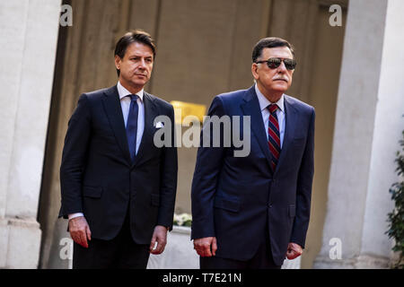 Rom, Roma, Italien. 6. Mai, 2019. Italiens Ministerpräsident Giuseppe Conte met Fayez Mustafa al-sarraj der Vorsitzende des Präsidiums Libyen und Premierminister einer Regierung der Nationalen Einvernehmen von Libyen im Palazzo Chigi in Rom. Libyens Al-Sarraj visits Europäischen Ländern Lösung für die anhaltende Krise zu überprüfen. Dies ist die erste Reise für Al-Sarraj seit dem Angriff auf Tripolis durch Khalifa Haftar Streitkräfte auf 04 April begonnen hat. Mehr als 300 Menschen getötet und mehr als 1.500 in den Wochen der Kampf in Libyen verletzt. Die offensive Kontrolle von Tripolis von Kha zu nehmen Stockfoto