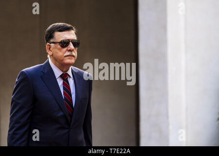 Rom, Roma, Italien. 6. Mai, 2019. Italiens Ministerpräsident Giuseppe Conte met Fayez Mustafa al-sarraj der Vorsitzende des Präsidiums Libyen und Premierminister einer Regierung der Nationalen Einvernehmen von Libyen im Palazzo Chigi in Rom. Libyens Al-Sarraj visits Europäischen Ländern Lösung für die anhaltende Krise zu überprüfen. Dies ist die erste Reise für Al-Sarraj seit dem Angriff auf Tripolis durch Khalifa Haftar Streitkräfte auf 04 April begonnen hat. Mehr als 300 Menschen getötet und mehr als 1.500 in den Wochen der Kampf in Libyen verletzt. Die offensive Kontrolle von Tripolis von Kha zu nehmen Stockfoto