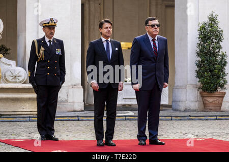 Rom, Roma, Italien. 6. Mai, 2019. Italiens Ministerpräsident Giuseppe Conte met Fayez Mustafa al-sarraj der Vorsitzende des Präsidiums Libyen und Premierminister einer Regierung der Nationalen Einvernehmen von Libyen im Palazzo Chigi in Rom. Libyens Al-Sarraj visits Europäischen Ländern Lösung für die anhaltende Krise zu überprüfen. Dies ist die erste Reise für Al-Sarraj seit dem Angriff auf Tripolis durch Khalifa Haftar Streitkräfte auf 04 April begonnen hat. Mehr als 300 Menschen getötet und mehr als 1.500 in den Wochen der Kampf in Libyen verletzt. Die offensive Kontrolle von Tripolis von Kha zu nehmen Stockfoto