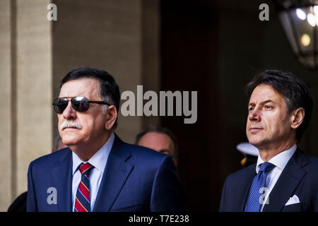 Rom, Roma, Italien. 6. Mai, 2019. Italiens Ministerpräsident Giuseppe Conte met Fayez Mustafa al-sarraj der Vorsitzende des Präsidiums Libyen und Premierminister einer Regierung der Nationalen Einvernehmen von Libyen im Palazzo Chigi in Rom. Libyens Al-Sarraj visits Europäischen Ländern Lösung für die anhaltende Krise zu überprüfen. Dies ist die erste Reise für Al-Sarraj seit dem Angriff auf Tripolis durch Khalifa Haftar Streitkräfte auf 04 April begonnen hat. Mehr als 300 Menschen getötet und mehr als 1.500 in den Wochen der Kampf in Libyen verletzt. Die offensive Kontrolle von Tripolis von Kha zu nehmen Stockfoto