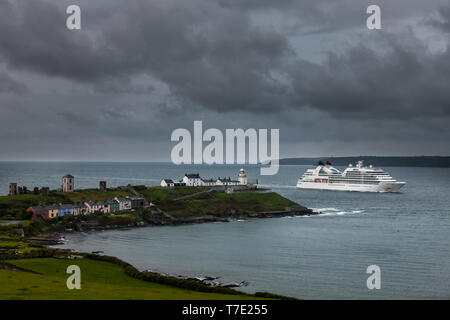Roches Point, Cork, Irland. 07 Mai, 2019. An einem bewölkten, bewölkten Morgen, das Kreuzfahrtschiff Seabourn Quest nähert sich der Mund des Cork Harbour, wo Sie die Roches Point Lighthouse auf ihrem Weg zu Cobh, Co Cork, Irland besuchen Sie passieren. Quelle: David Creedon/Alamy leben Nachrichten Stockfoto