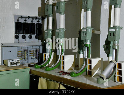 Protzel Ot Harnekop, Deutschland. 06 Apr, 2019. 06.04.2019, Brandenburg, protzel Ot Harnekop: das Hauptquartier der Rohrpost System im Bunker Harnekop. Auf drei Etagen 30 Meter unter der Erde, der DDR-Verteidigungsminister wollte sich mit seinem Obersten Befehlshaber im Falle eines Krieges zu verankern. Der derzeitige Eigentümer hat die Website und die Bunker zu verschiedenen Mietern, die im Streit um die Nutzungsrechte vergeben. Foto: Bernd Settnik/dpa-Zentralbild/ZB | Verwendung weltweit/dpa/Alamy leben Nachrichten Stockfoto