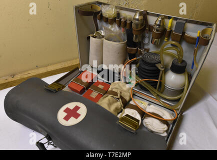 Protzel Ot Harnekop, Deutschland. 06 Apr, 2019. 06.04.2019, Brandenburg, protzel Ot Harnekop: Notfall Kit steht im Bunker Harnekop im Medical Center auf einem Bett. Auf drei Etagen 30 Meter unter der Erde, der DDR-Verteidigungsminister wollte sich mit seinem Obersten Befehlshaber im Falle eines Krieges zu verankern. Der derzeitige Eigentümer hat die Website und die Bunker zu verschiedenen Mietern, die im Streit um die Nutzungsrechte vergeben. Foto: Bernd Settnik/dpa-Zentralbild/ZB | Verwendung weltweit/dpa/Alamy leben Nachrichten Stockfoto