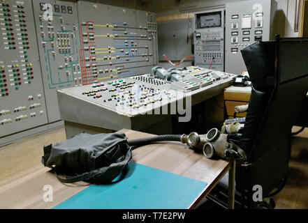 Protzel Ot Harnekop, Deutschland. 06 Apr, 2019. 06.04.2019, Brandenburg, protzel Ot Harnekop: Atemschutz ist im Bunker Harnekop auf einem Tisch des technischen Zentrums platziert. Auf drei Etagen 30 Meter unter der Erde, der DDR-Verteidigungsminister wollte sich mit seinem Obersten Befehlshaber im Falle eines Krieges zu verankern. Der derzeitige Eigentümer hat die Website und die Bunker zu verschiedenen Mietern, die im Streit um die Nutzungsrechte vergeben. Foto: Bernd Settnik/dpa-Zentralbild/ZB | Verwendung weltweit/dpa/Alamy leben Nachrichten Stockfoto