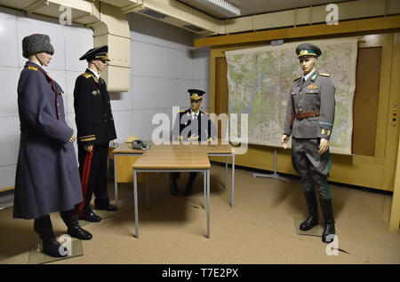 Protzel Ot Harnekop, Deutschland. 06 Apr, 2019. 06.04.2019, Brandenburg, protzel Ot Harnekop: Puppen in Uniformen stehen im Bunker Harnekop in einem Zimmer für ein Briefing. Auf drei Etagen 30 Meter unter der Erde, der DDR-Verteidigungsminister wollte sich mit seinem Obersten Befehlshaber im Falle eines Krieges zu verankern. Der derzeitige Eigentümer hat die Website und die Bunker zu verschiedenen Mietern, die im Streit um die Nutzungsrechte vergeben. Foto: Bernd Settnik/dpa-Zentralbild/ZB | Verwendung weltweit/dpa/Alamy leben Nachrichten Stockfoto