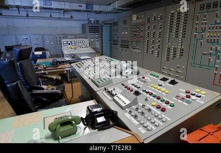 Protzel Ot Harnekop, Deutschland. 06 Apr, 2019. 06.04.2019, Brandenburg, protzel Ot Harnekop: Atemschutz ist im Bunker Harnekop auf einem Tisch des technischen Zentrums platziert. Auf drei Etagen 30 Meter unter der Erde, der DDR-Verteidigungsminister wollte sich mit seinem Obersten Befehlshaber im Falle eines Krieges zu verankern. Der derzeitige Eigentümer hat die Website und die Bunker zu verschiedenen Mietern, die im Streit um die Nutzungsrechte vergeben. Foto: Bernd Settnik/dpa-Zentralbild/ZB | Verwendung weltweit/dpa/Alamy leben Nachrichten Stockfoto