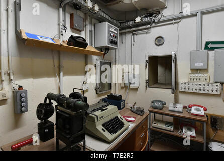 Protzel Ot Harnekop, Deutschland. 06 Apr, 2019. 06.04.2019, Brandenburg, protzel Ot Harnekop: Arbeitsraum des Managers im Eingangsbereich im Bunker urnekop. Auf drei Etagen 30 Meter unter der Erde, der DDR-Verteidigungsminister wollte sich mit seinem Obersten Befehlshaber im Falle eines Krieges zu verankern. Der derzeitige Eigentümer hat die Website und die Bunker zu verschiedenen Mietern, die im Streit um die Nutzungsrechte vergeben. Foto: Bernd Settnik/dpa-Zentralbild/ZB | Verwendung weltweit/dpa/Alamy leben Nachrichten Stockfoto