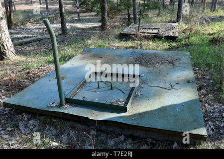 Protzel Ot Harnekop, Deutschland. 06 Apr, 2019. 06.04.2019, Brandenburg, Prototyp Ot Harnekop: Es gibt mehrere Notausgänge auf dem Gelände der Atombunker Harnekop. Auf drei Etagen 30 Meter unter der Erde, der DDR-Verteidigungsminister wollte sich mit seinem Obersten Befehlshaber im Falle eines Krieges zu verankern. Der derzeitige Eigentümer hat die Website und die Bunker zu verschiedenen Mietern, die im Streit um die Nutzungsrechte vergeben. Foto: Bernd Settnik/dpa-Zentralbild/ZB | Verwendung weltweit/dpa/Alamy leben Nachrichten Stockfoto