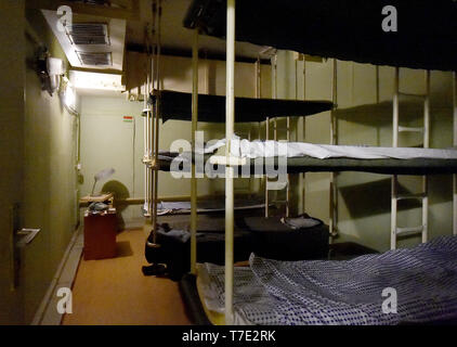 Protzel Ot Harnekop, Deutschland. 06 Apr, 2019. 06.04.2019, Brandenburg, protzel Ot Harnekop: Notfall Kit steht im Bunker Harnekop im Medical Center auf einem Bett. Auf drei Etagen 30 Meter unter der Erde, der DDR-Verteidigungsminister wollte sich mit seinem Obersten Befehlshaber im Falle eines Krieges zu verankern. Der derzeitige Eigentümer hat die Website und die Bunker zu verschiedenen Mietern, die im Streit um die Nutzungsrechte vergeben. Foto: Bernd Settnik/dpa-Zentralbild/ZB | Verwendung weltweit/dpa/Alamy leben Nachrichten Stockfoto