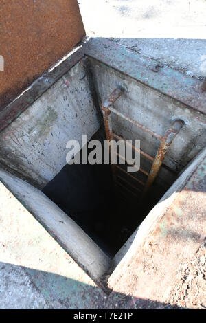 Protzel Ot Harnekop, Deutschland. 06 Apr, 2019. 06.04.2019, Brandenburg, protzel Ot Harnekop: Eine geöffnete Welle führt zu einem Notausgang auf dem Gelände der Atombunker Harnekop. Auf drei Etagen 30 Meter unter der Erde, der DDR-Verteidigungsminister wollte sich mit seinem Obersten Befehlshaber im Falle eines Krieges zu verankern. Der derzeitige Eigentümer hat die Website und die Bunker zu verschiedenen Mietern, die im Streit um die Nutzungsrechte vergeben. Foto: Bernd Settnik/dpa-Zentralbild/ZB | Verwendung weltweit/dpa/Alamy leben Nachrichten Stockfoto