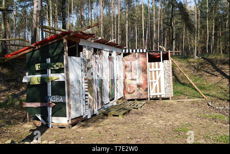Protzel Ot Harnekop, Deutschland. 06 Apr, 2019. 06.04.2019, Brandenburg, protzel Ot Harnekop: Dusche und WC Anlage erinnert an die Camping Nutzung der Gelände oberhalb der Atombunker der Harnwege. Auf drei Etagen 30 Meter unter der Erde, der DDR-Verteidigungsminister wollte sich mit seinem Obersten Befehlshaber im Falle eines Krieges zu verankern. Der derzeitige Eigentümer hat die Website und die Bunker zu verschiedenen Mietern, die im Streit um die Nutzungsrechte vergeben. Foto: Bernd Settnik/dpa-Zentralbild/ZB | Verwendung weltweit/dpa/Alamy leben Nachrichten Stockfoto