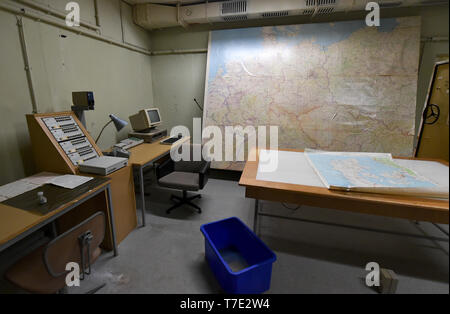 Protzel Ot Harnekop, Deutschland. 06 Apr, 2019. 06.04.2019, Brandenburg, Prototyp Ot Harnekop: eine Karte hängt im Bunker Harnekop im Zimmer von der Leiter der Gruppe. Auf drei Etagen 30 Meter unter der Erde, der DDR-Verteidigungsminister wollte sich mit seinem Obersten Befehlshaber im Falle eines Krieges zu verankern. Der derzeitige Eigentümer hat die Website und die Bunker zu verschiedenen Mietern, die im Streit um die Nutzungsrechte vergeben. Foto: Bernd Settnik/dpa-Zentralbild/ZB | Verwendung weltweit/dpa/Alamy leben Nachrichten Stockfoto