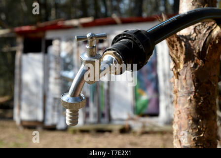 Protzel Ot Harnekop, Deutschland. 06 Apr, 2019. 06.04.2019, Brandenburg, protzel Ot Harnekop: Dusche und WC Anlage erinnert an die Camping Nutzung der Gelände oberhalb der Atombunker der Harnwege. Auf drei Etagen 30 Meter unter der Erde, der DDR-Verteidigungsminister wollte sich mit seinem Obersten Befehlshaber im Falle eines Krieges zu verankern. Der derzeitige Eigentümer hat die Website und die Bunker zu verschiedenen Mietern, die im Streit um die Nutzungsrechte vergeben. Foto: Bernd Settnik/dpa-Zentralbild/ZB | Verwendung weltweit/dpa/Alamy leben Nachrichten Stockfoto