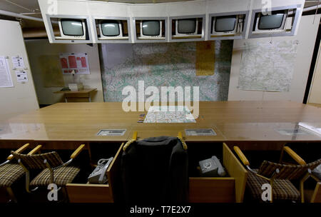 Protzel Ot Harnekop, Deutschland. 06 Apr, 2019. 06.04.2019, Brandenburg, protzel Ot Harnekop: Eine allgemeine Jacke hängt im Bunker Harnekop im Zimmer für die Armee. Auf drei Etagen 30 Meter unter der Erde, der DDR-Verteidigungsminister wollte sich mit seinem Obersten Befehlshaber im Falle eines Krieges zu verankern. Der derzeitige Eigentümer hat die Website und die Bunker zu verschiedenen Mietern, die im Streit um die Nutzungsrechte vergeben. Foto: Bernd Settnik/dpa zentrale Bild/dpa | Verwendung weltweit/dpa/Alamy leben Nachrichten Stockfoto