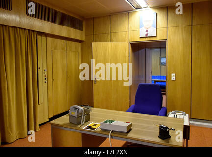 Protzel Ot Harnekop, Deutschland. 06 Apr, 2019. 06.04.2019, Brandenburg, protzel Ot Harnekop: Home Office des Ministers der Verteidigung im Bunker Harnekop. Auf drei Etagen 30 Meter unter der Erde, der DDR-Verteidigungsminister wollte sich mit seinem Obersten Befehlshaber im Falle eines Krieges zu verankern. Der derzeitige Eigentümer hat die Website und die Bunker zu verschiedenen Mietern, die im Streit um die Nutzungsrechte vergeben. Foto: Bernd Settnik/dpa zentrale Bild/dpa | Verwendung weltweit/dpa/Alamy leben Nachrichten Stockfoto