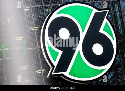 Hannover, Deutschland. 05 Mär, 2019. Das Logo der Fußball-Erstligisten Hannover 96 hängt an den HDI-Arena. Credit: Hauke-Christian Dittrich/dpa/Alamy leben Nachrichten Stockfoto