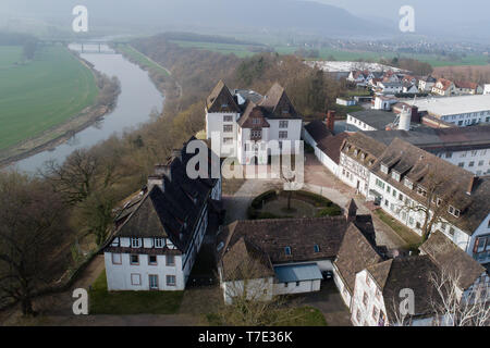 23. März 2019, Niedersachsen, Fürstenberg: Außenansicht der Burganlage mit dem Museum der Porzellanmanufaktur Fürstenberg an der Weser. (Luftbild mit Drone) Foto: Swen Pförtner/dpa Stockfoto