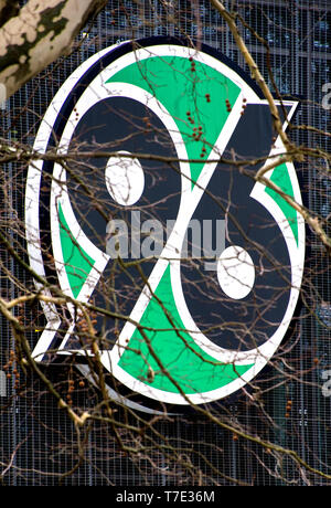 Hannover, Deutschland. 05 Mär, 2019. Das Logo der Fußball-Erstligisten Hannover 96 hängt an den HDI-Arena. Credit: Hauke-Christian Dittrich/dpa/Alamy leben Nachrichten Stockfoto